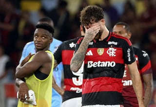 Flamengo esquiva el infierno y Alexandre da el susto
