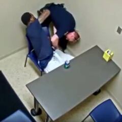 Un detenido intenta robar la pistola al policía en comisaría