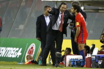Futbol, Chile vs Venezuela
Eliminatorias al mundial de Rusia 2018
El entrenador de la seleccion chilena Juan Antonio Pizzi da instrucciones a Jorge Valdivia durante el partido de las clasificatorias al mundial de Rusia 2018 contra Venezuela disputado en el estadio Monumental de Santiago, Chile.
28/03/2017
Andres Pina/Photosport
*************
Football, Chile vs Venezuela
Chile's manager Juan Antonio Pizzi instructs Jorge Valdivia during the 2018 Russia World Cup qualification match against Venezuela at the Monumental stadium in Santiago, Chile.
28/03/2017
Andres Pina/Photosport
