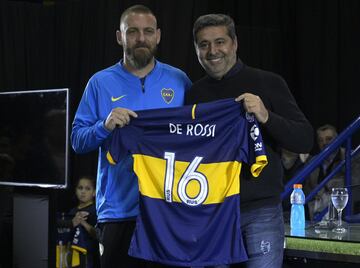 El histórico mediocampista italiano dejó a la Roma, club de sus amores, para fichar por Boca Juniors en Argentina, donde tratará de ganar la Copa Libertadores.