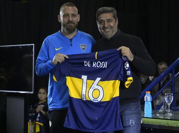 El histórico mediocampista italiano dejó a la Roma, club de sus amores, para fichar por Boca Juniors en Argentina, donde tratará de ganar la Copa Libertadores. 