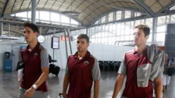 <b>VIAJE EN AVIÓN. </b>Fidel, Rivera y Edu Albacar, ayer, en el aeropuerto de El Altet antes de partir a Bilbao.