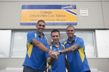 Martín, Salgado y Ortega unen sus fuerzas en la puerta del colegio Estudiantes Las Tablas.