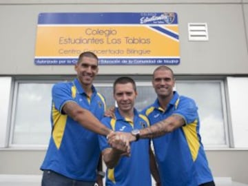 Martín, Salgado y Ortega unen sus fuerzas en la puerta del colegio Estudiantes Las Tablas.