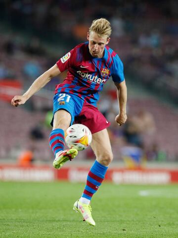 Control de Frenkie de Jong durante la segunda parte.