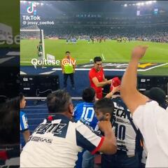 Papá empuja a niño para que su hijo se lleve el jersey de Esteban Andrada