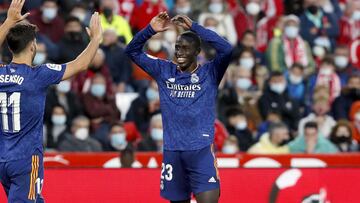Ferland Mendy celebra con Marco Asensio su gol en el Real Madrid-Granada.