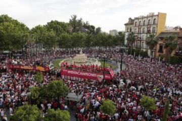 Celebración de los jugadores del Sevilla en la plaza de la Puerta de Jerez, durante el paseo triunfal que ha realizado el equipo esta tarde para festejar y ofrecer a la ciudad su quinta Liga Europa conseguida el pasado miércoles en Basilea (Suiza