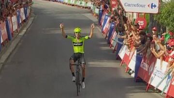 Mikel Iturria cruza la línea de meta en solitario.