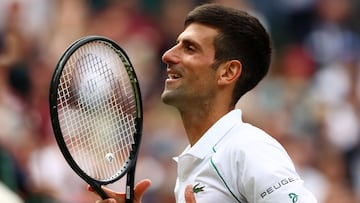 Novak Djokovic celebra la victoria después de ganar su partido de la cuarta ronda de individuales masculinos contra Cristian Garin de Chile durante el séptimo día del campeonato - Wimbledon 2021 - en All England Lawn Tennis and Croquet Club el 5 de julio de 2021 en Londres
