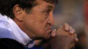 Falcioni gesticula durante el partido de primera división contra Huachipato disputado en el estadio San Carlos de Apoquindo de Santiago, Chile.