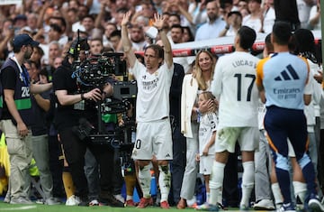 Impresionante despedida de la afición a Luka Modric durante su último cambio en el Bernabéu. 