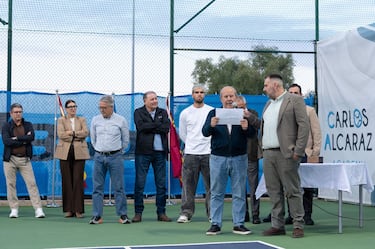 Carlos Alcaraz compartió esta distinción con los chicos y chicas del club, acompañado por el presidente y por su padre.