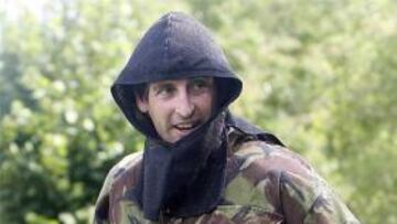 <b>Preparado para la batalla</b>. Unai Emery compartió con sus pupilos una divertida jornada jugando al "paint-ball".