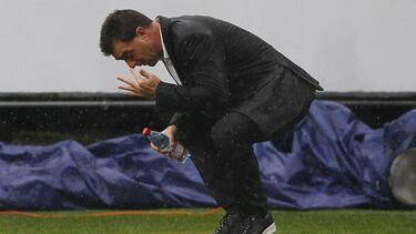 Futbol, Everton vs Colo Colo.
Decimotercera fecha, campeonato de Clausura 2016/17
El entrenador de Colo Colo Pablo Guede da instrucciones a sus jugadores durante el partido de primera division contra Everton en el estadio Sausalito en Viña del Mar, Chile.
07/05/2017
Marcelo Hernandez/Photosport***************
Football, Everton vs Colo Colo.
13th date, Clousure Championship 2016/17
Colo Colo's manager Pablo Guede instructs his players during the first division football match against Everton at Sausalito stadium in Viña del Mar, Chile.
07/05/2017
Marcelo Hernandez/Photosport
