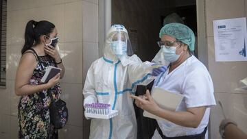 Personal sanitario del Centro de Atencion Primaria de Ripollet han realizado pruebas PCR a domicilio en una calle del barrio de Tiana.