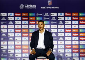 El defensa uruguayo fue presentado como nuevo jugador rojiblanco y recibi¨® su nueva camiseta de manos del presidente del Atl¨¦tico de Madrid, Enrique Cerezo. El jugador llega procedente del Racing Club de Montevideo.
