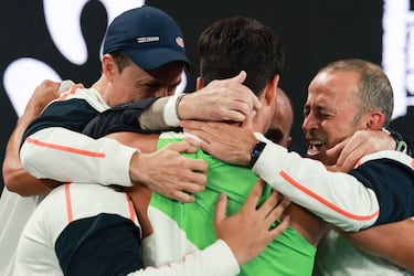 El español Carlos Alcaraz celebra con su equipo su victoria ante el serbio Novak Djokovic.