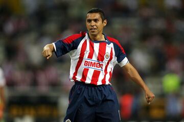 Aunque también debutó en el equipo de La Piedad, no coincidió con su hermano Carlos ya que "Ramoncito" lo hizo en 1994. En 1999 sería transferido a las Chivas, donde marcó su nombre con letras de oro, ganando la final del 2006 al Toluca, equipo donde jugaba su hermano Carlos.