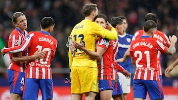 Oblak y Julián Alvarez se abrazan, junto a sus compañeros, tras el Atlético-Athletic (1-0).