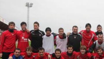 <b>LOS HÉROES </b>La plantilla del Mirandés, el matagigantes de la Copa, posan junto a su entrenador en el césped de Anduva.