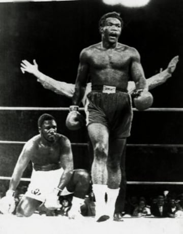 Foreman destroza a Frazier. El púgil estadounidense George Foreman destronó a joe Frazier como campeón del mundo de los pesos pesados en Jamaica. Frazier, que cayó derrotado por K.O. técnico en el segundo asalto llegó a ser derribado por Foreman hasta seis veces. Ahora sólo le quedaba medirse y defender su título al gran  Muhammad Ali en el que estaba llamado a ser otro gran combate del siglo. 