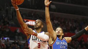 PBX01. LOS ÁNGELES (EE.UU.), 16/01/2017.- El jugador Chris Paul (i) de Los Ángeles Clippers en acción ante Andre Roberson (d) de Oklahoma City Thunder hoy, lunes 16 de enero de 2017, durante un juego entre Oklahoma City Thunder y Los Ángeles Clippers de la NBA, que se disputa en Los Ángeles, California (Estados Unidos). EFE/PAUL BUCK