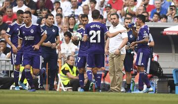 El entrenador del Real Valladolid, Sergio González, da instrucciones a sus jugadores durante la pausa para la hidratación. 