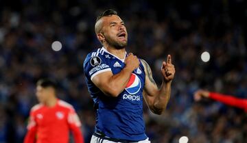 Independiente empató gracias al gol de Emmanuel Gigliotti y Andrés Cadavid puso arriba a Millonarios. Al final, fue 1-1 en Bogotá. El equipo azul está obligado a ganar en Sao Paulo ante Corinthians.