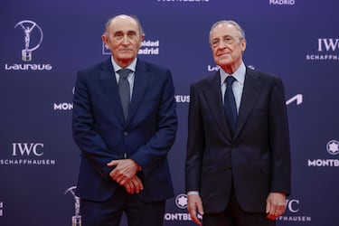 El presidente del Real Madrid, Florentino Pérez, y el  presidente de honor, José Martínez Sánchez "Pirri", posan a su llegada a la ceremonia de entrega de los Premios Laureus.