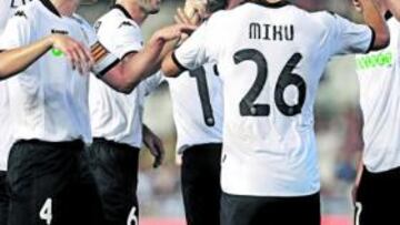 <b>ESTRENO A LO GRANDE. </b>Miku es felicitado por sus compañeros tras uno de sus goles en el que fue su primer partido de competición europea.