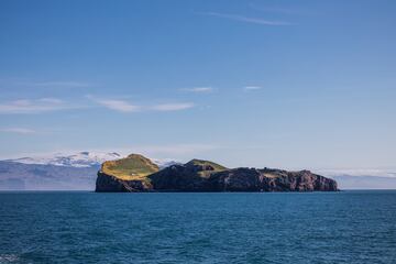 Pero lo que realmente llama la atneción de la isla es la edificación que se levanta sobre una de sus sinuosas laderas.