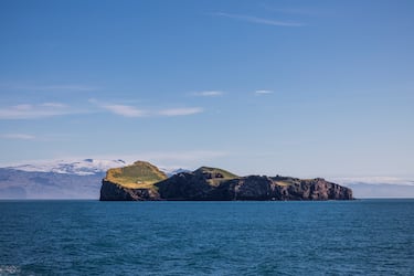 Pero lo que realmente llama la atneción de la isla es la edificación que se levanta sobre una de sus sinuosas laderas.
