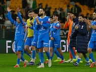 SEVILLA, 05/02/2026.- Los jugadores del Atlético de Madrid, al final del partido de cuartos de final de la Copa del Rey que Real Betis y Atlético de Madrid han disputado este jueves en el estadio de La Cartuja, en Sevilla. EFE/Raúl Caro