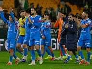 SEVILLA, 05/02/2026.- Los jugadores del Atlético de Madrid, al final del partido de cuartos de final de la Copa del Rey que Real Betis y Atlético de Madrid han disputado este jueves en el estadio de La Cartuja, en Sevilla. EFE/Raúl Caro