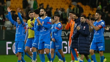 SEVILLA, 05/02/2026.- Los jugadores del Atlético de Madrid, al final del partido de cuartos de final de la Copa del Rey que Real Betis y Atlético de Madrid han disputado este jueves en el estadio de La Cartuja, en Sevilla. EFE/Raúl Caro