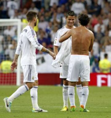 Trofeo Santiago Bernabeu. Homenaje a Raúl. Cristiano recibe la camiseta con el 7 de Raúl.