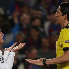 Aytekin pitó tantos penaltis en 5 años en la Champions como en 30 minutos en el Camp Nou