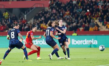 1-0. Tras una gran acción de Aitana Bonmatí, Jennifer Hermoso controla dentro del área, se pasa el balón de un pie a otro y remata con la izquierda para superar a Daphne Van Domselaar.