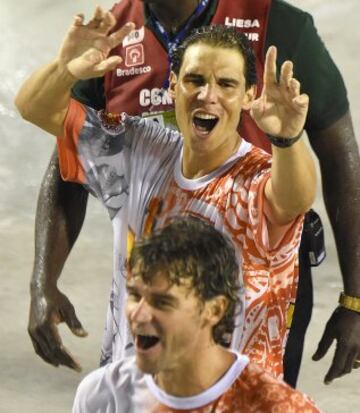 Los tenistas espa?oles Rafa Nadal y David Ferrer, junto al brasile?o Gustavo Kuerten, se lo pasaron en grande en el desfile de los carnavales de Ro de Janeiro.