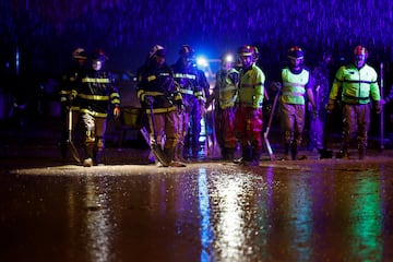 La UME, el Ejército y la Guardia Civil siguen con los trabajos a pesar de la lluvia que cae en Valencia.