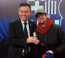 Auronplay y Bartomeu firman la paz posando con un muñeco de Nobita