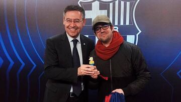 Auronplay y Bartomeu firman la paz posando con un muñeco de Nobita