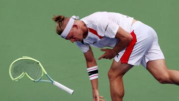 El tenista espa?ol Alejandro Davidovich rompe una raqueta durante su partido Andrey Rublev en el Torneo de Dubai.