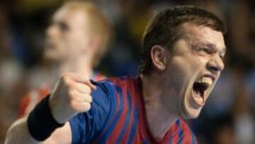 El Barça arrasa al Fuchse de un emocionado Iker Romero