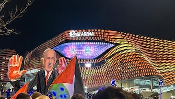Los manifestantes en el Roig Arena.