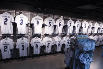 La nueva equipación del Real Madrid ya está en sus tiendas oficiales.