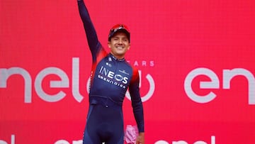 Overall second-placed Team Ineos' Ecuadorian rider Richard Carapaz celebrates on the podium after the Giro dx92Italia 2022 cycling race, following the last stage, a 17.4 km individual time trial in Verona on May 29, 2022. (Photo by Luca Bettini / AFP)