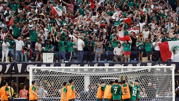 Los Angeles (United States), 16/07/2023.- Mexico national soccer team supporters celebrates after they scored during the second half of the CONCACAF Gold Cup final between Panama and Mexico at the SoFi Stadium in Los Angeles, California, USA, 16 July 2023. EFE/EPA/ETIENNE LAURENT
