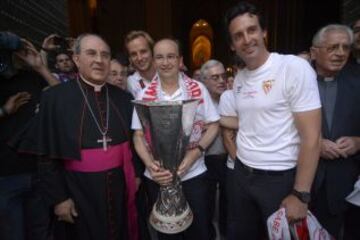 El obispo auxiliar de Sevilla Monseñor Santiago Gómez Sierra junto cn Pepe Castro y Unai Emery.